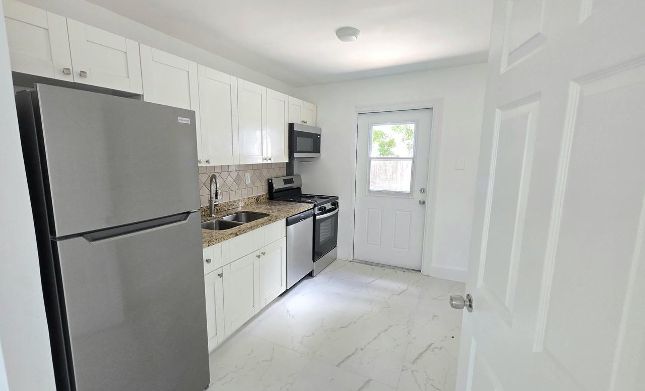 2849 Ne 13th Ave - Photo 3 of 10