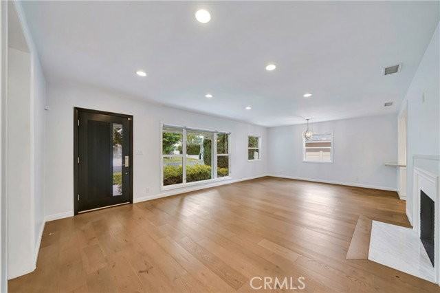4833 Longridge Ave - Photo 4 of 8