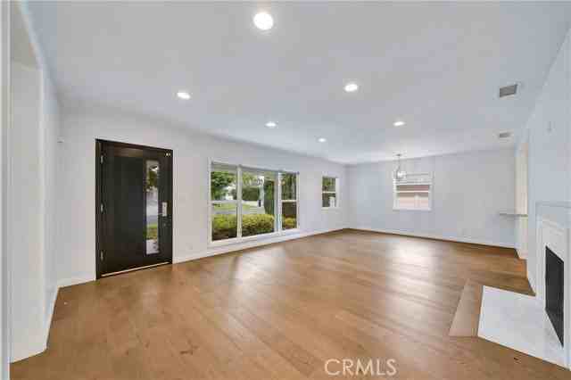 4833 Longridge Ave - Photo 5 of 8