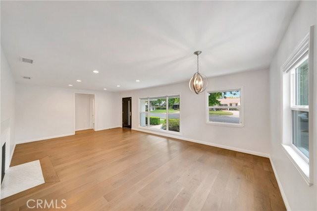 4833 Longridge Ave - Photo 6 of 8