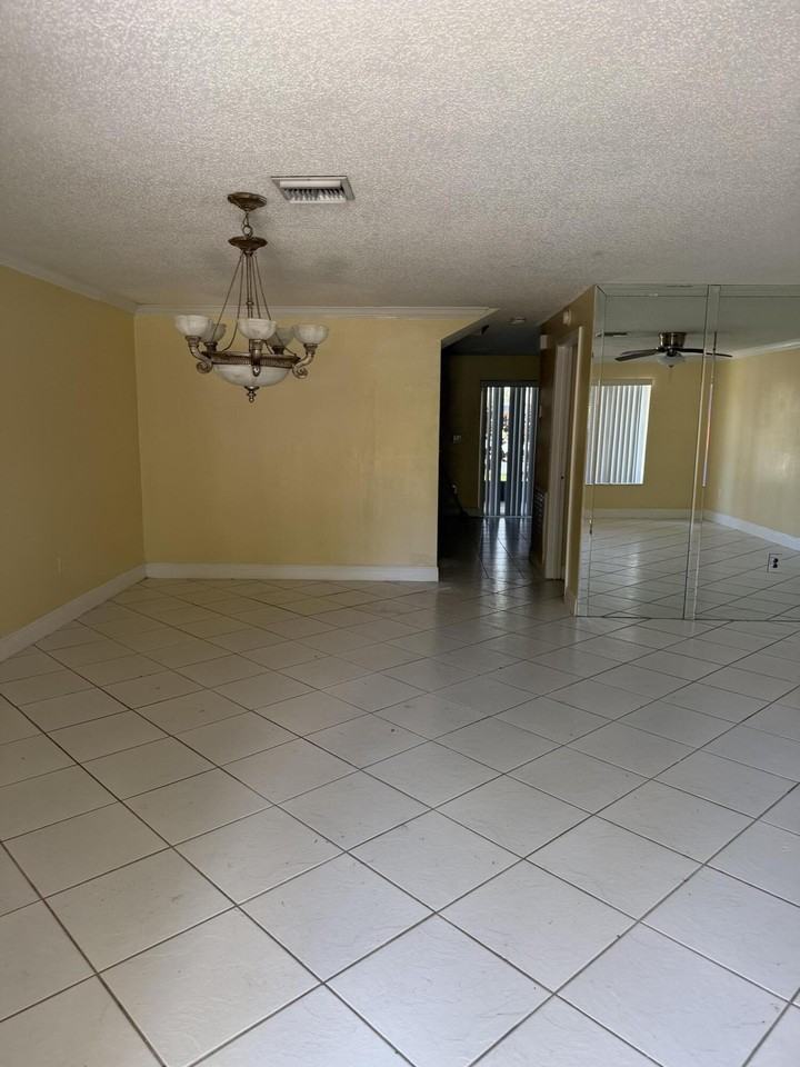 9741 Nw 37th St - Photo 4 of 15