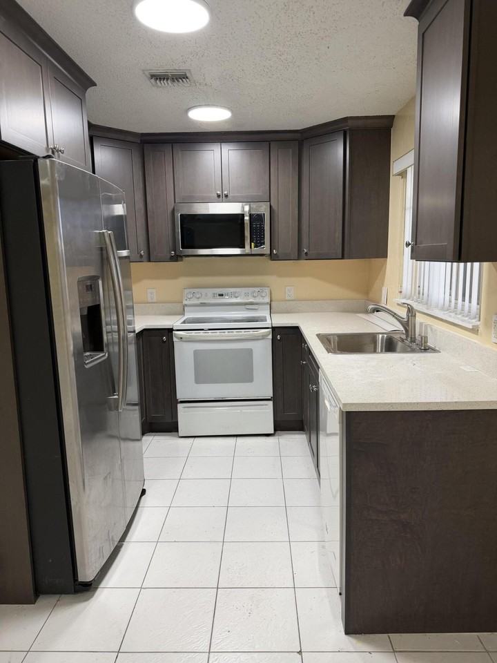 9741 Nw 37th St - Photo 5 of 15