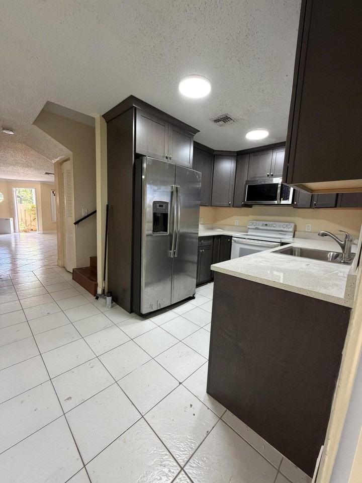 9741 Nw 37th St - Photo 6 of 15
