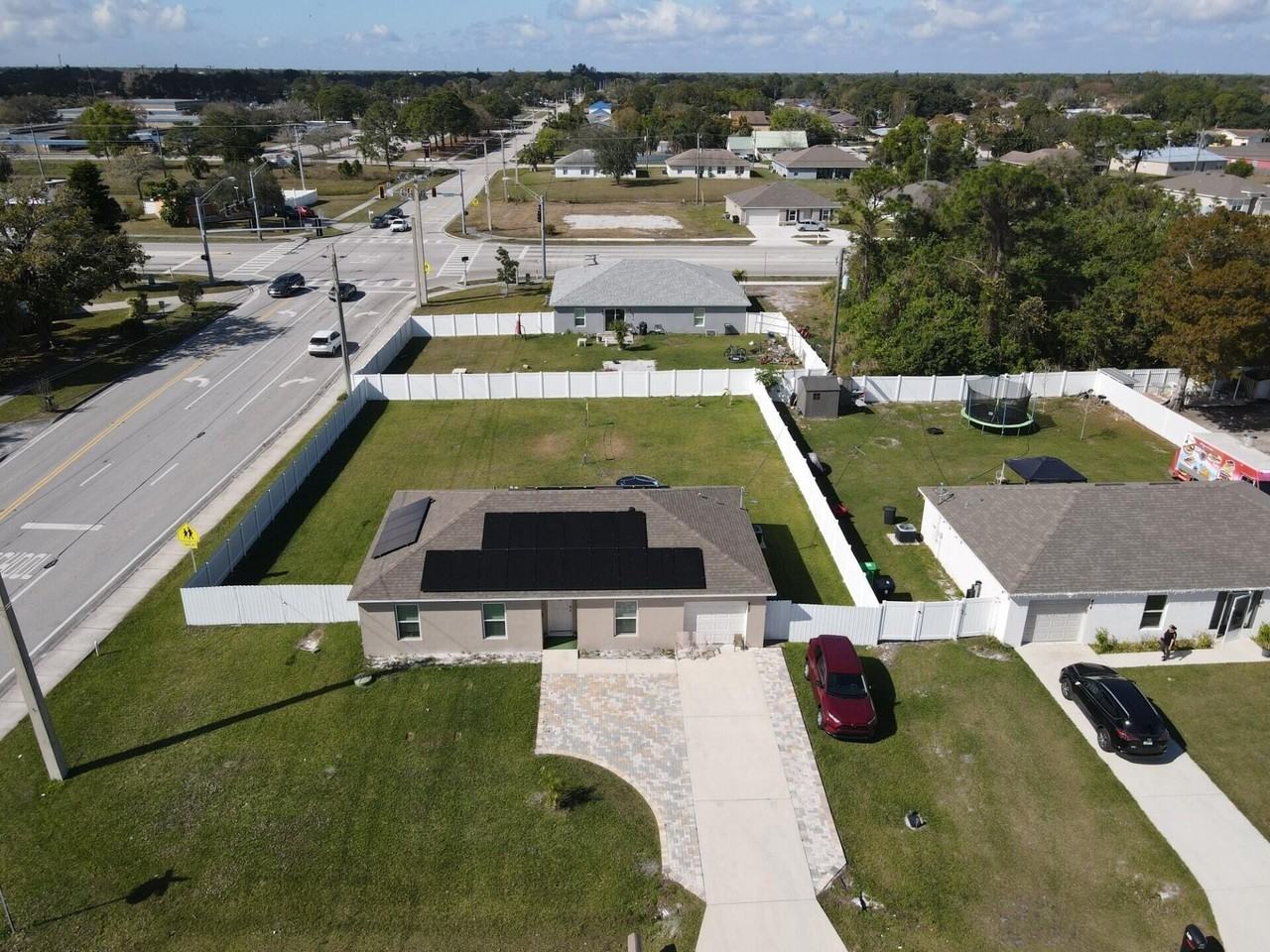 402 Ne Mainsail St - Photo 3 of 22