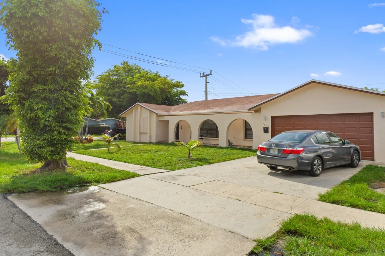 4851 Nw 17th St - Photo 2 of 11