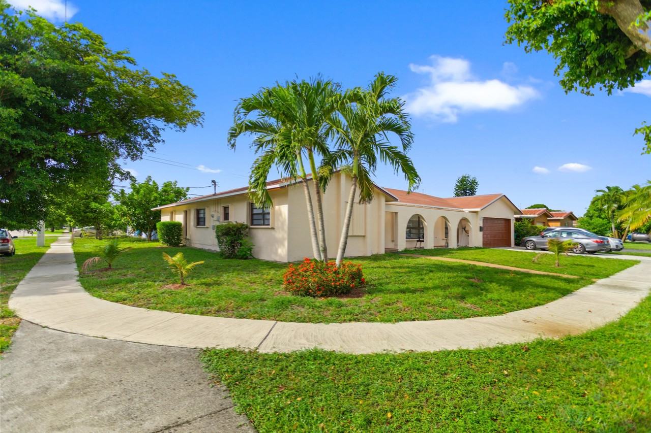 4851 Nw 17th St - Photo 4 of 11