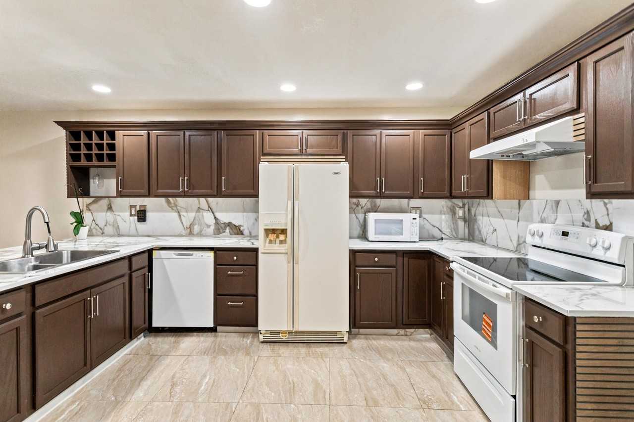 4851 Nw 17th St - Photo 6 of 11