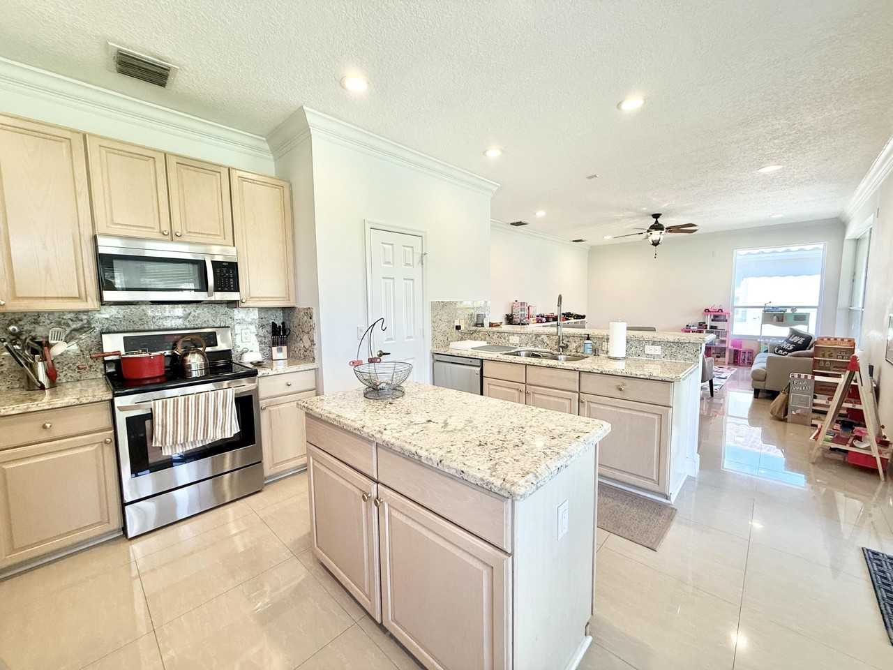 12671 Yardley Dr - Photo 4 of 36