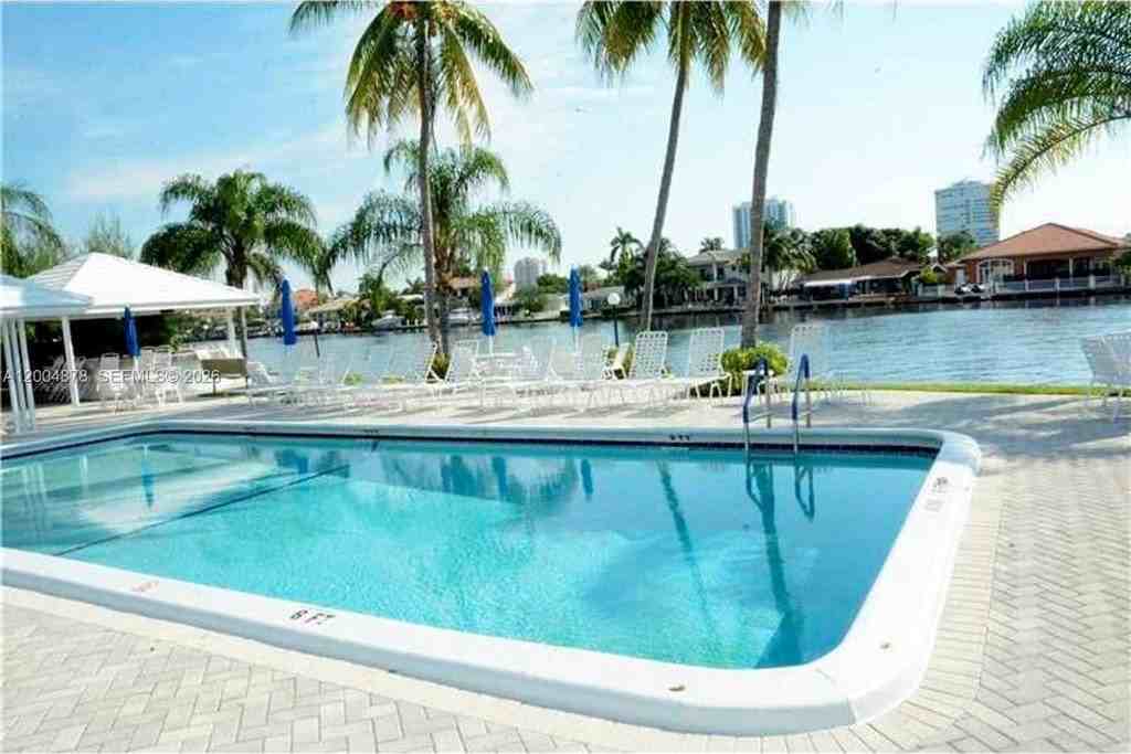 6207 Bay Club Dr #1 - Photo 7 of 20
