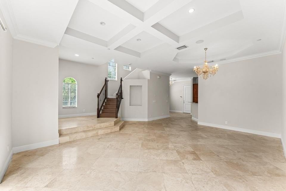 210 Ne 69th Cir - Photo 5 of 36