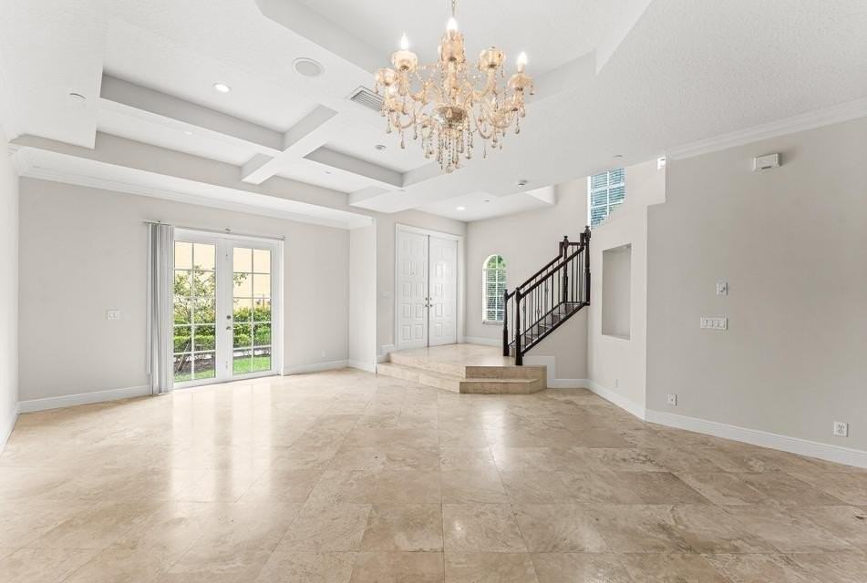210 Ne 69th Cir - Photo 6 of 36