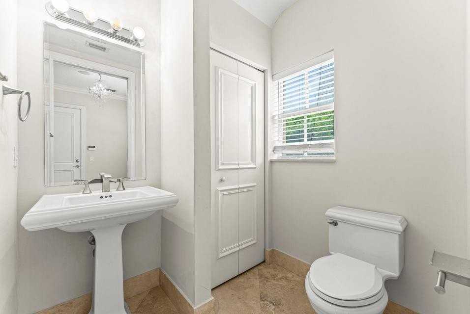 210 Ne 69th Cir - Photo 7 of 36