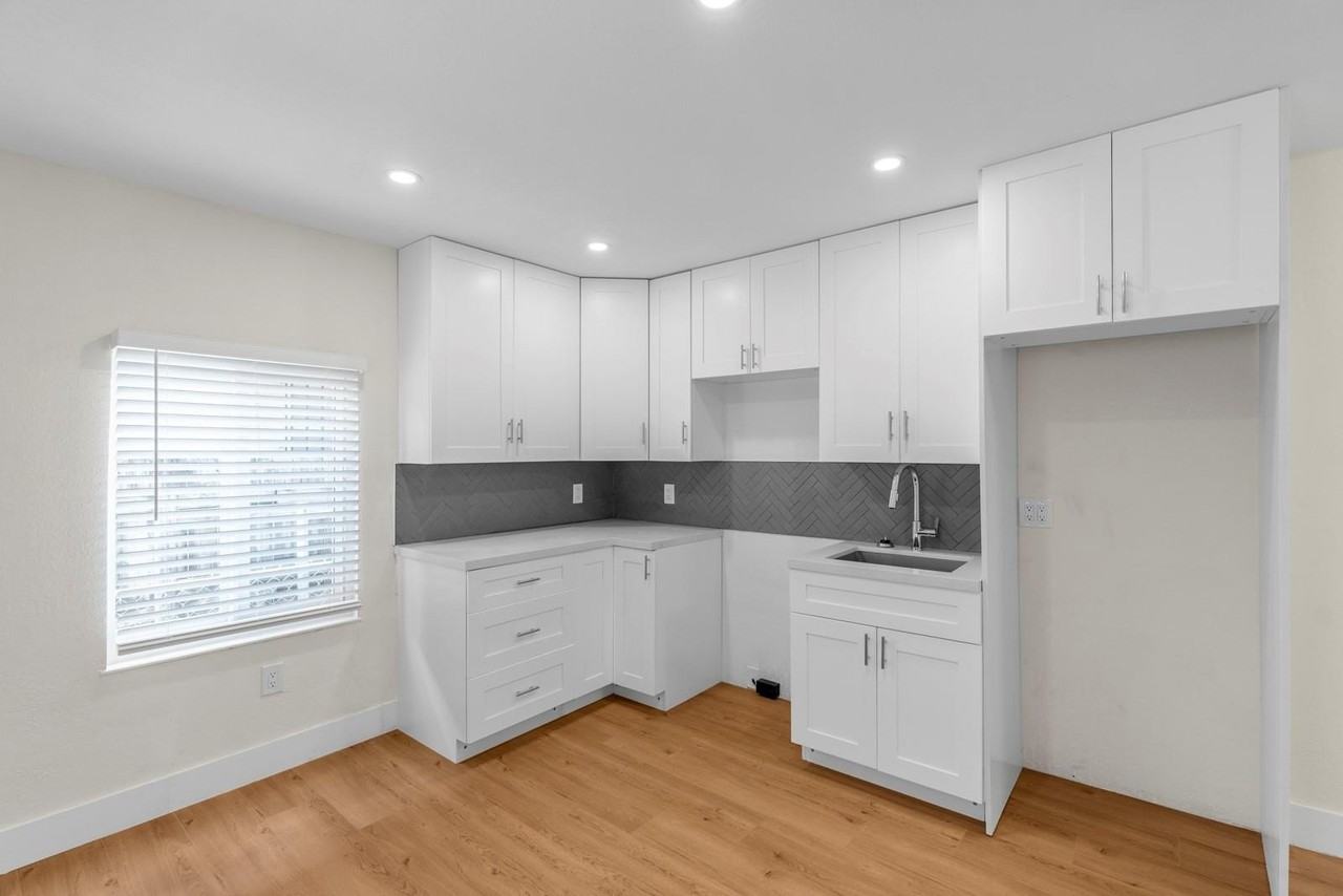 865 Se 12th St #A - Photo 6 of 50