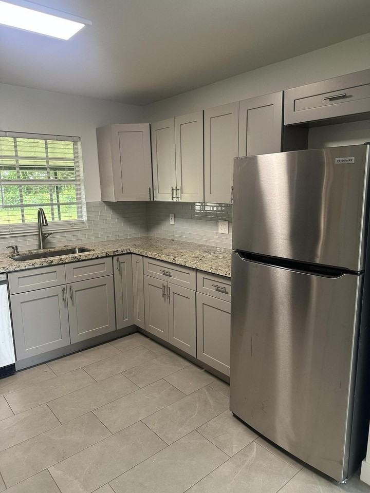 4786 Cambridge St - Photo 5 of 15