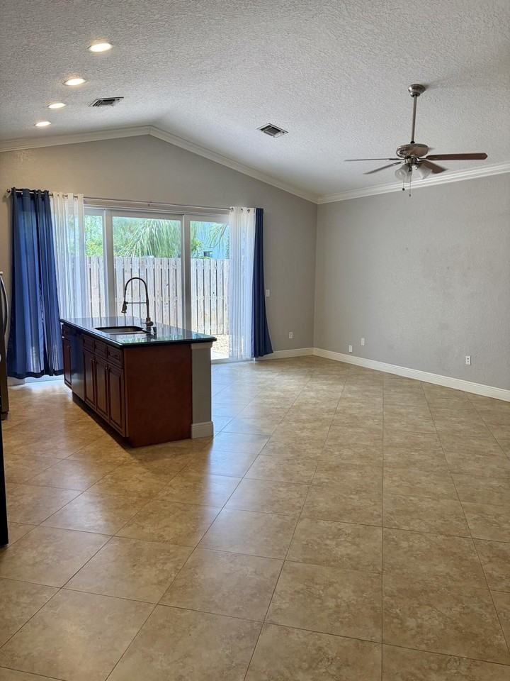 3125 Shelby Way - Photo 4 of 26