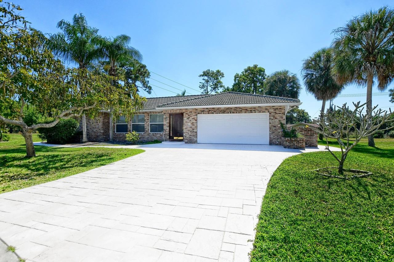 2334 Nw Timbercreek Cir - Photo 2 of 50
