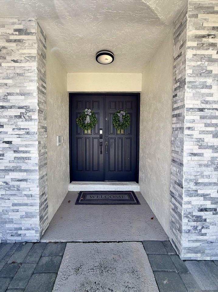 325 Knotty Wood Ln - Photo 2 of 33