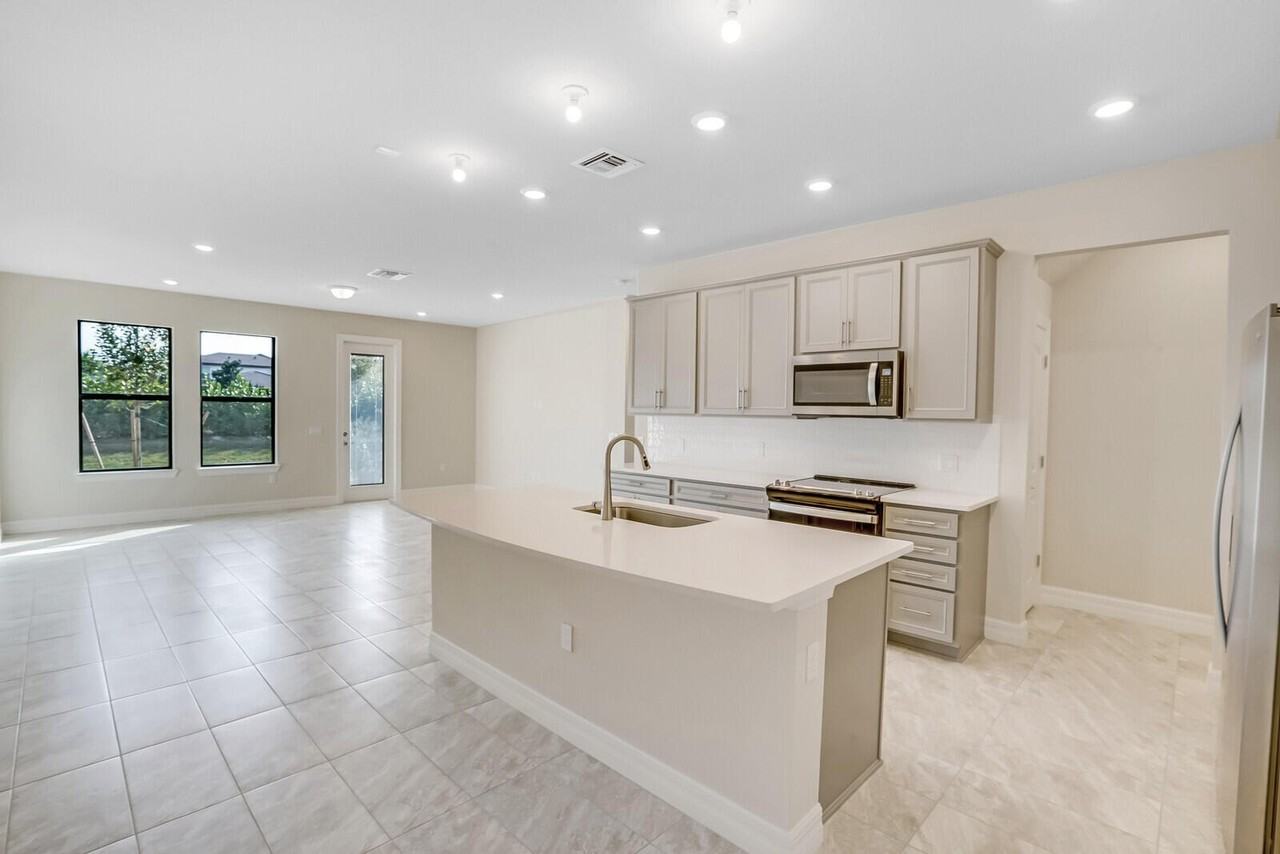 8656 Escue St - Photo 3 of 27