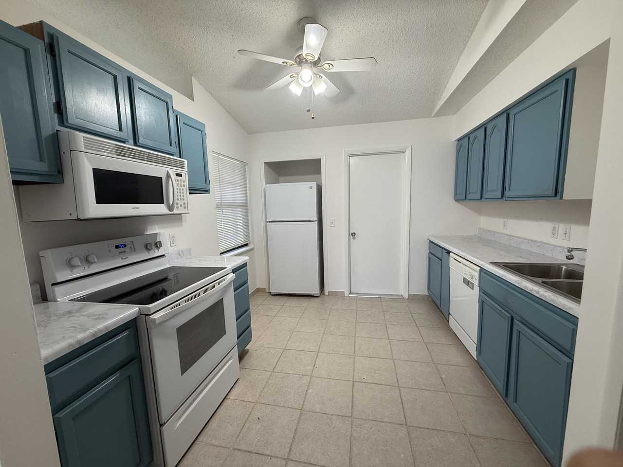 1194 Sw Granadeer St - Photo 5 of 26