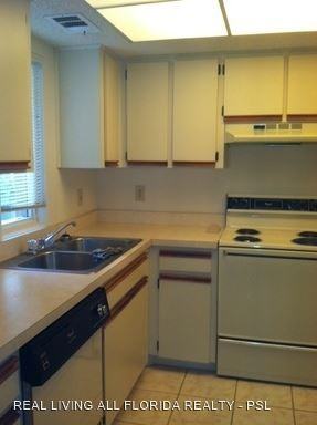 1512 SE Royal Green Cir - Photo 2 of 3