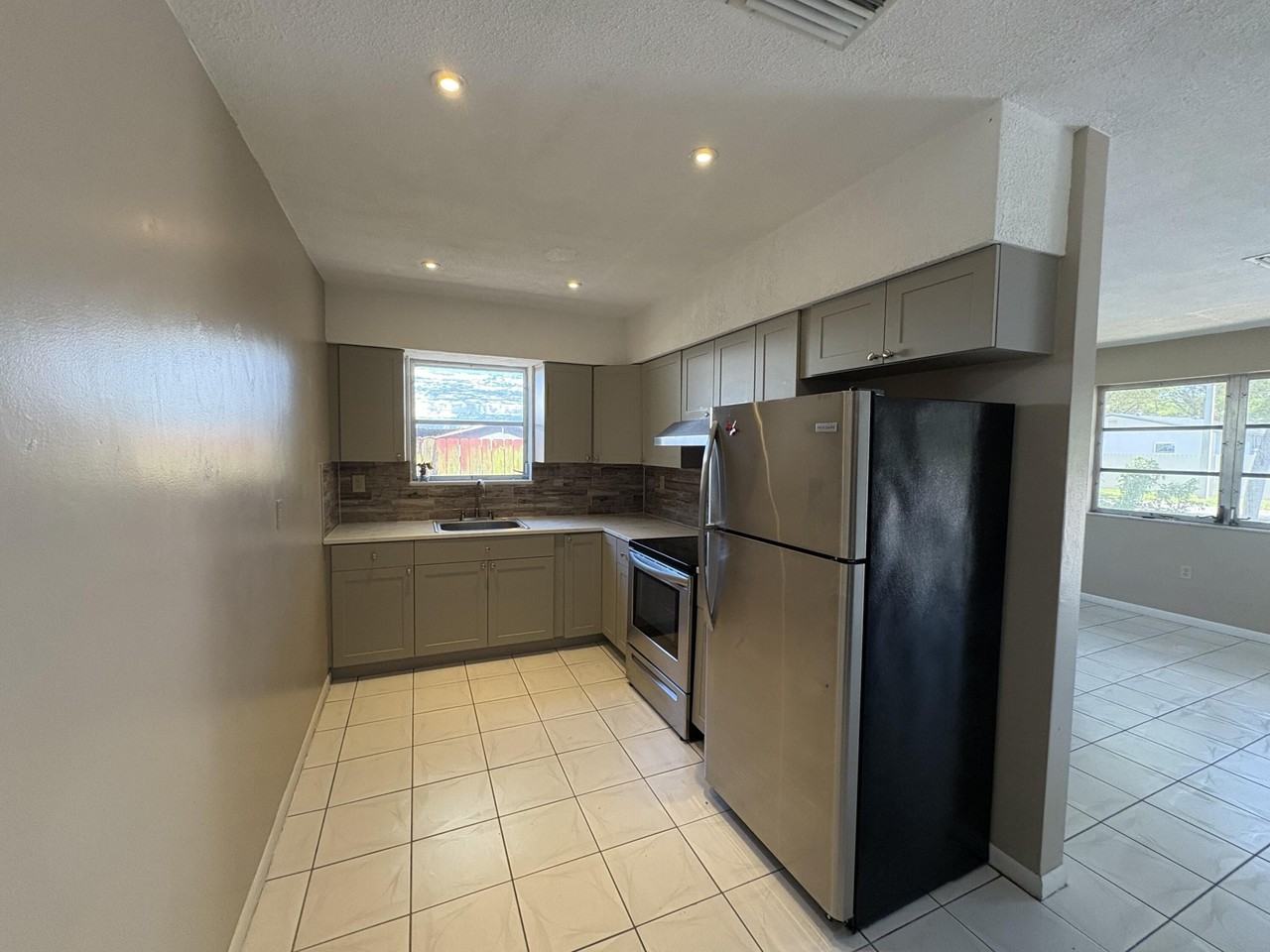 6111 Sw 31st St #E - Photo 3 of 33