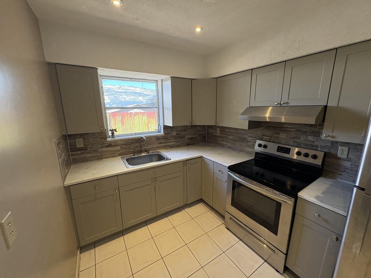 6111 Sw 31st St #E - Photo 5 of 33