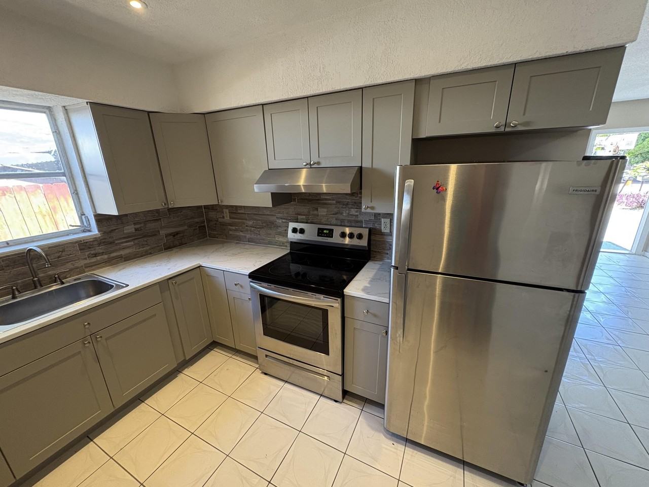 6111 Sw 31st St #E - Photo 6 of 33
