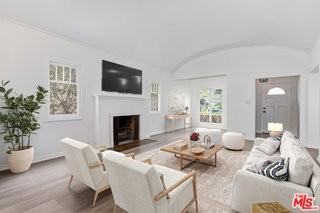 212 N Palm Dr - Photo 2 of 8