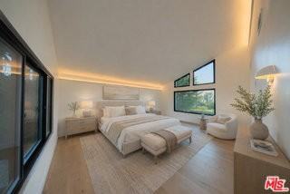 13302 Mulholland Dr - Photo 4 of 8