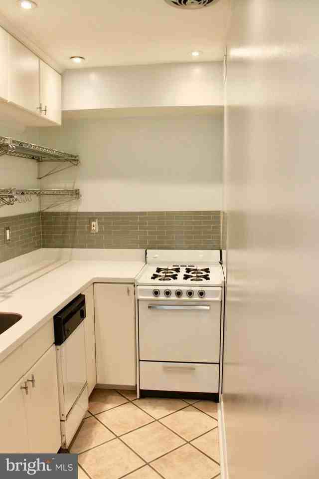 46 G St Sw #B - Photo 5 of 13