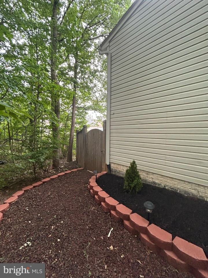 8616 Accokeek St - Photo 4 of 40