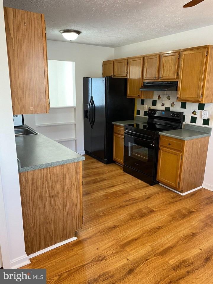 517 Kingdom Ct - Photo 3 of 20