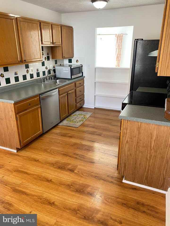 517 Kingdom Ct - Photo 5 of 20