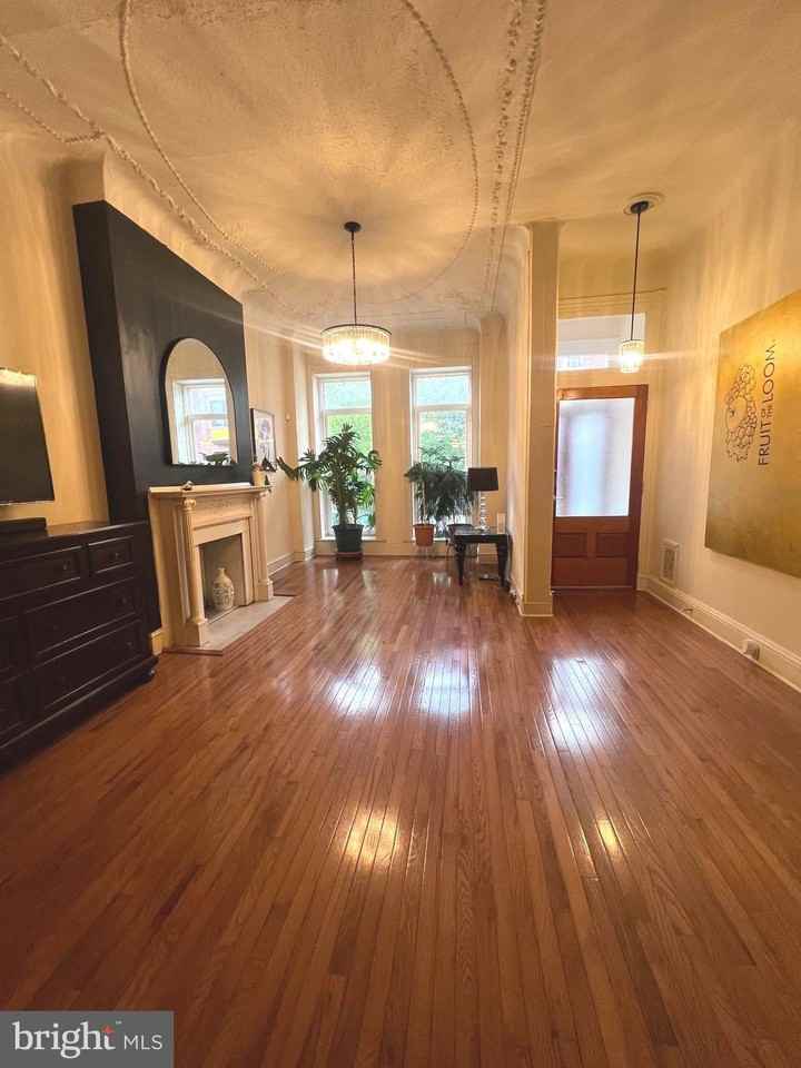 727 Reservoir St - Photo 3 of 38