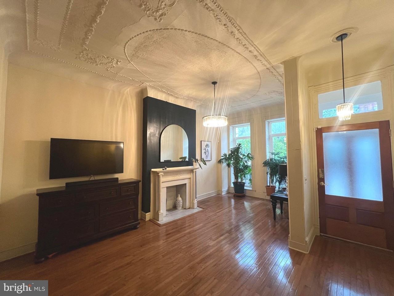 727 Reservoir St - Photo 4 of 38