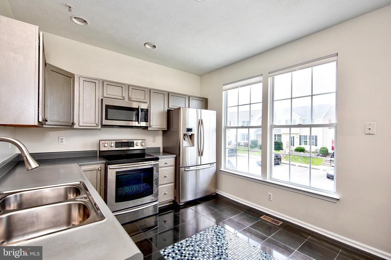 130 Spencer Cir - Photo 4 of 37