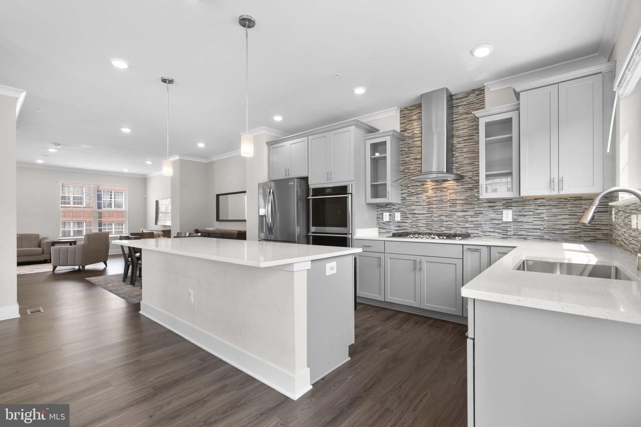 8017 Potter Pl - Photo 4 of 44