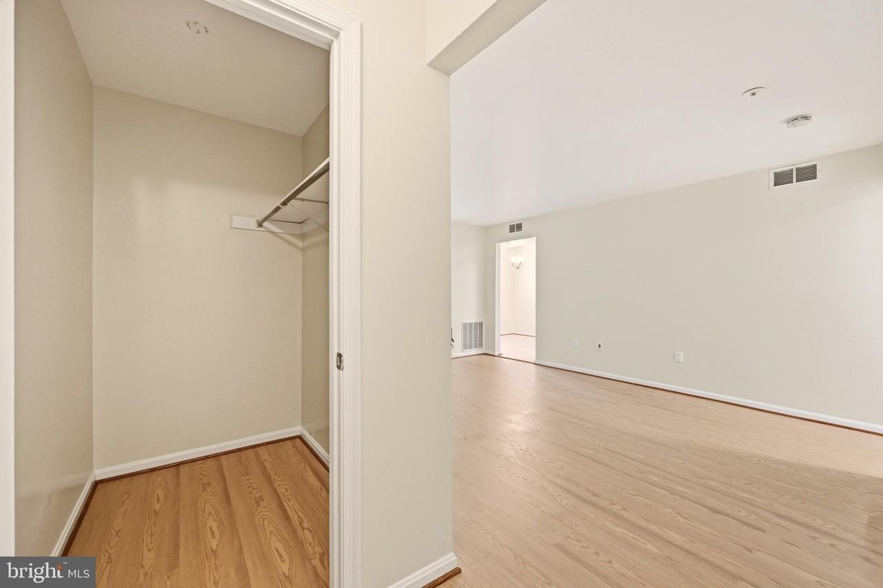 2505 Mcveary Ct #11D - Photo 2 of 32