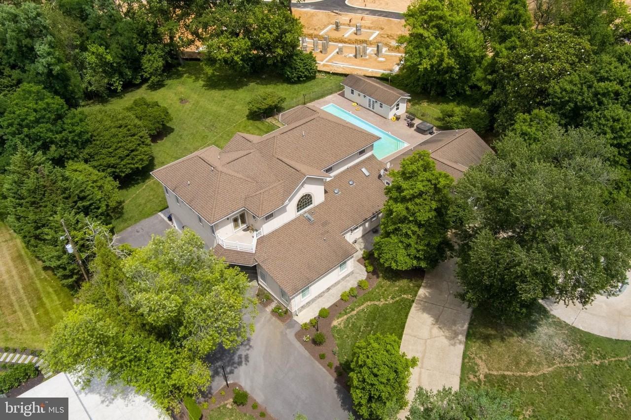 10805 Glen Rd - Photo 3 of 40