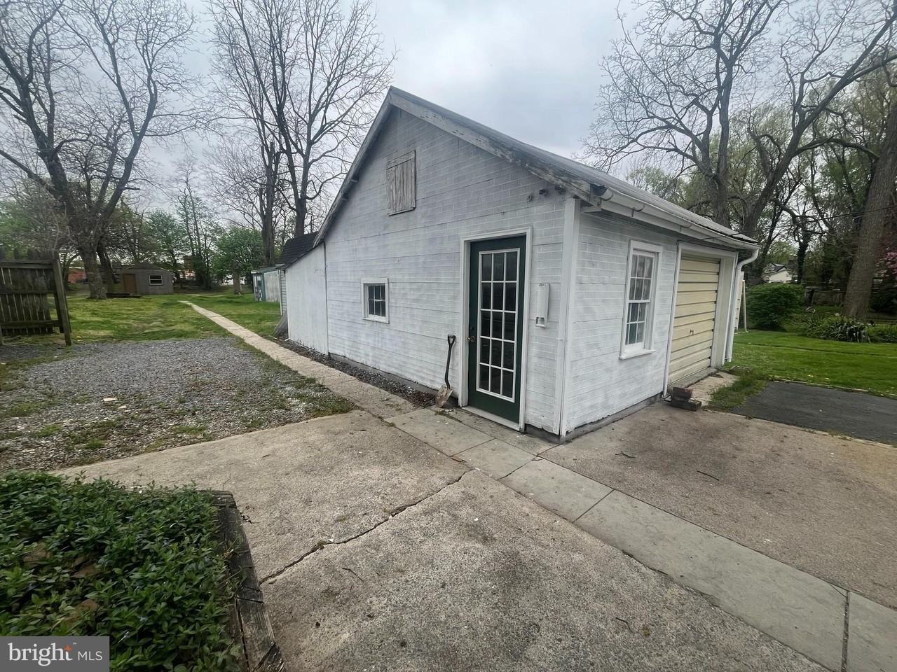 762 Broad St - Photo 5 of 20