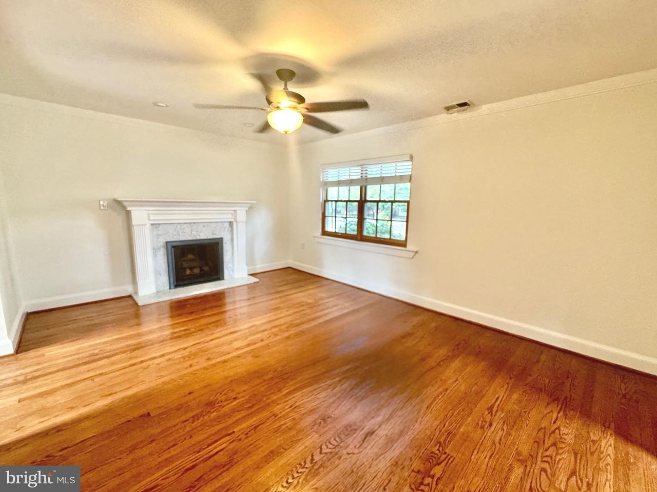 204 S Irving St - Photo 4 of 25