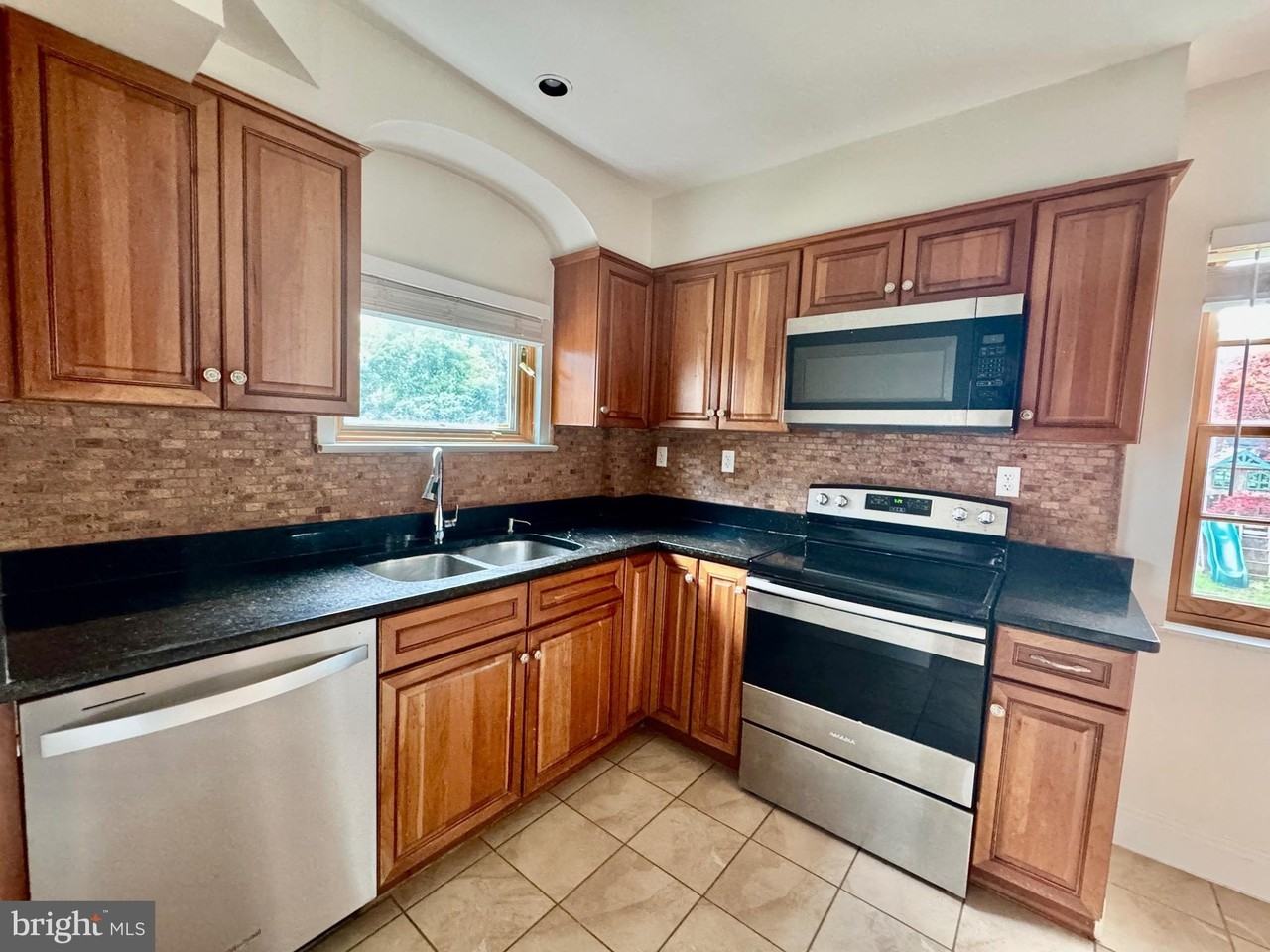 204 S Irving St - Photo 6 of 25