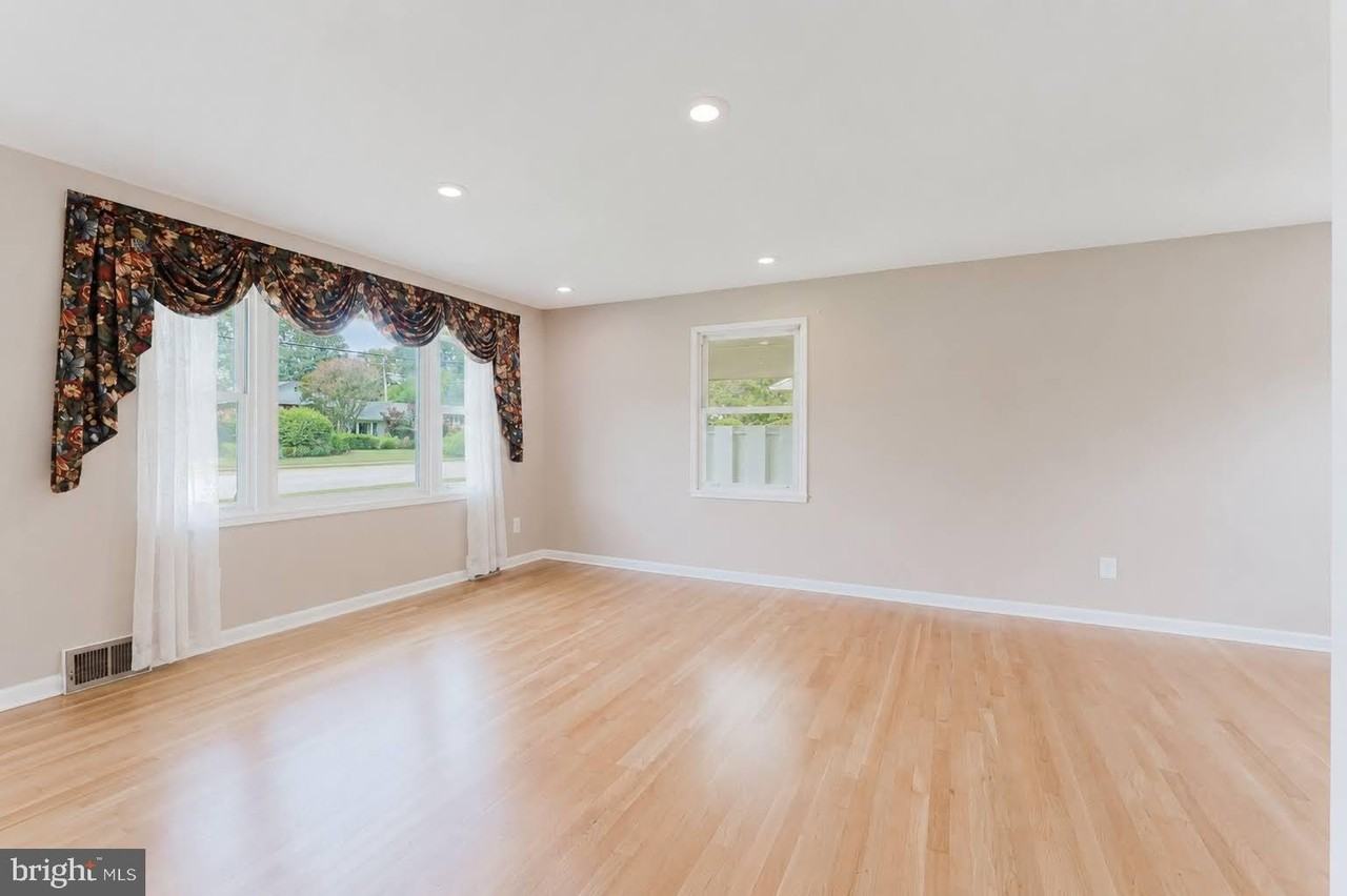 10914 Woodhaven Dr - Photo 4 of 25