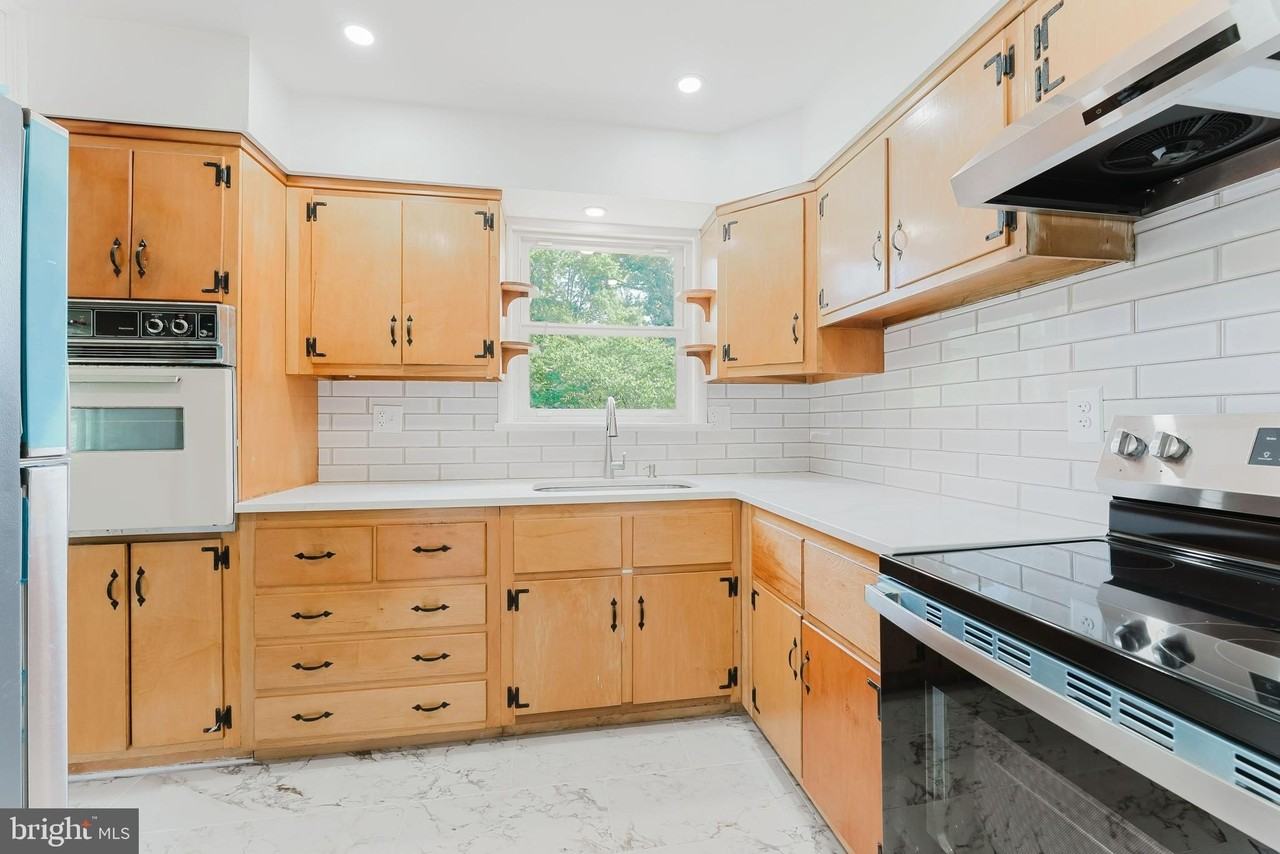 10914 Woodhaven Dr - Photo 6 of 25