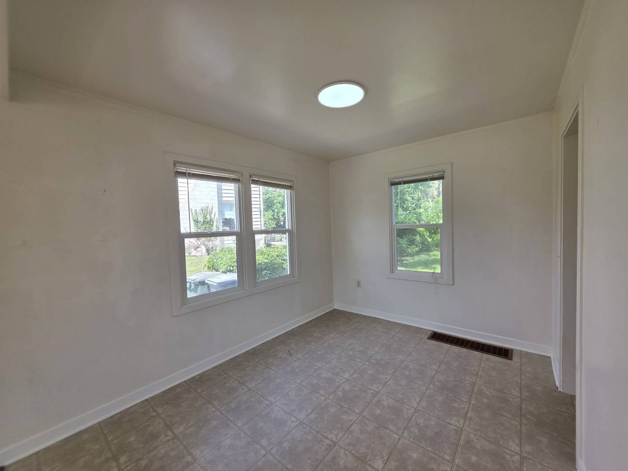 1206 Putnam St #1 - Photo 5 of 23