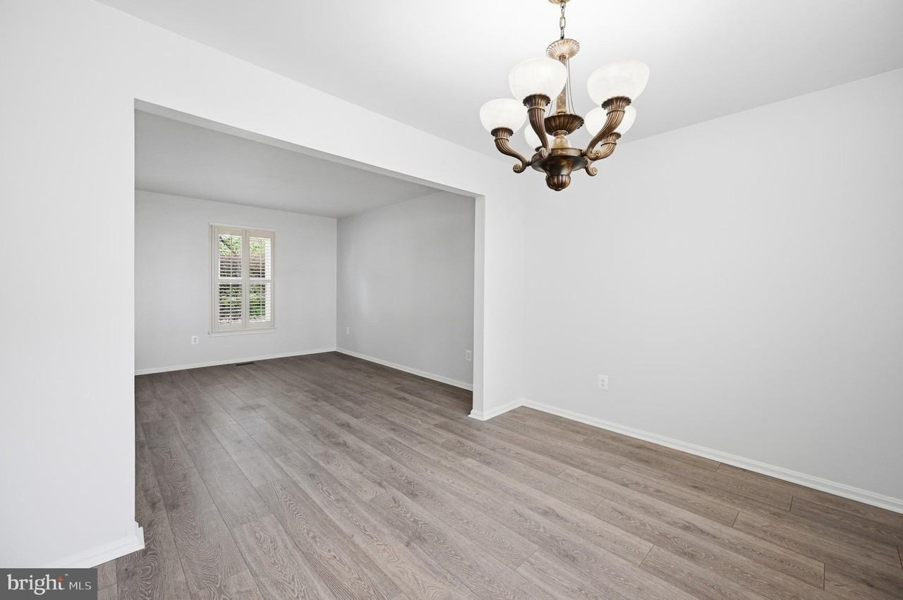 10609 Oxford Ct - Photo 3 of 50