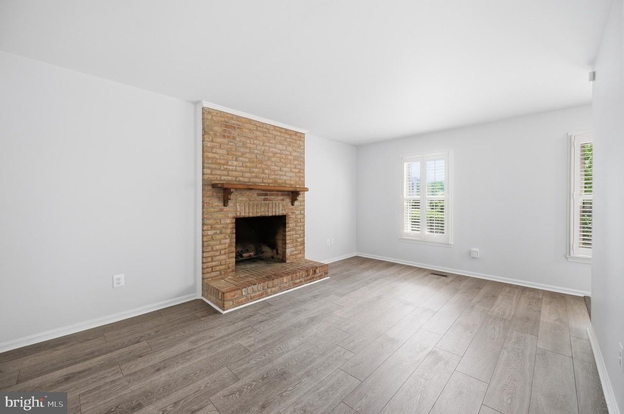 10609 Oxford Ct - Photo 4 of 50