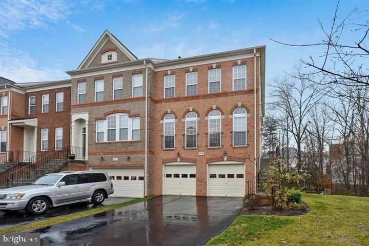 22092 Avonworth Sq - Photo 2 of 20