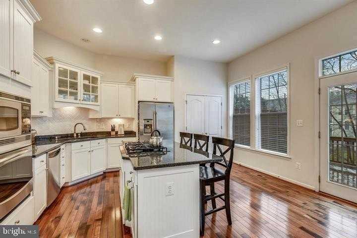 22092 Avonworth Sq - Photo 4 of 20