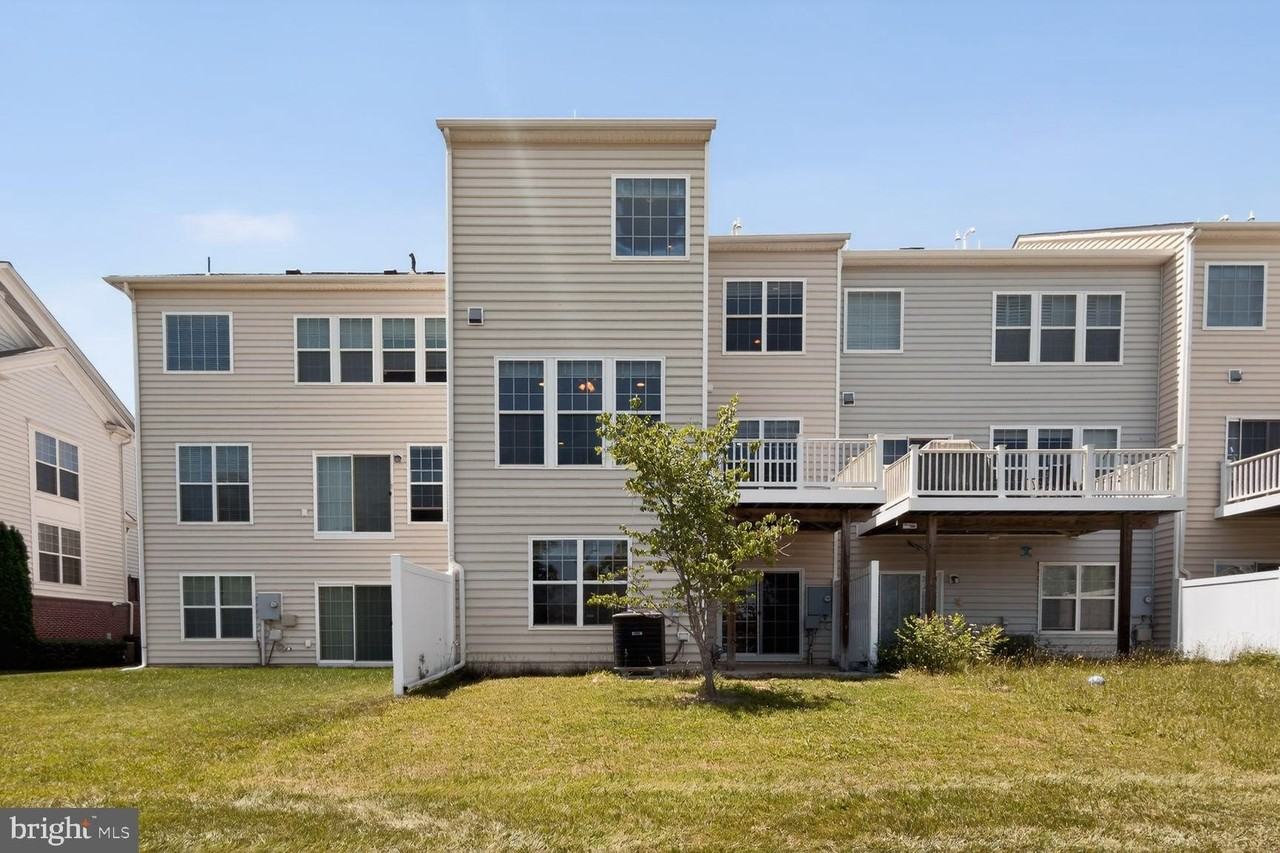 25450 Hopton House Ter - Photo 2 of 36